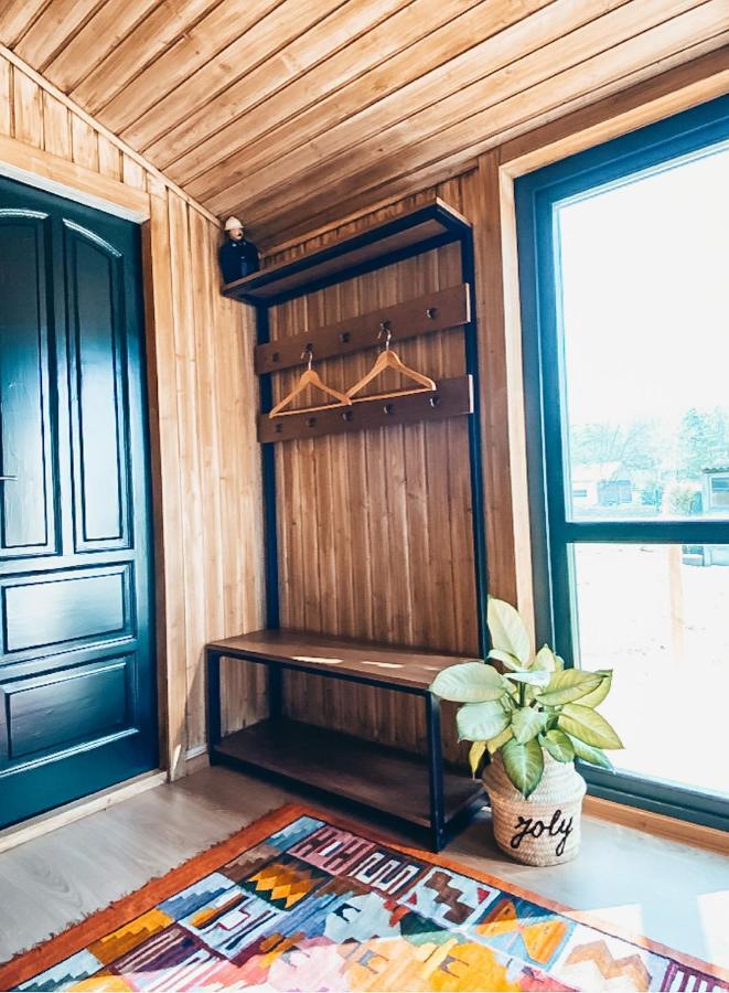Joly Tiny House Hotel โอเวอไรเซอ ภายนอก รูปภาพ