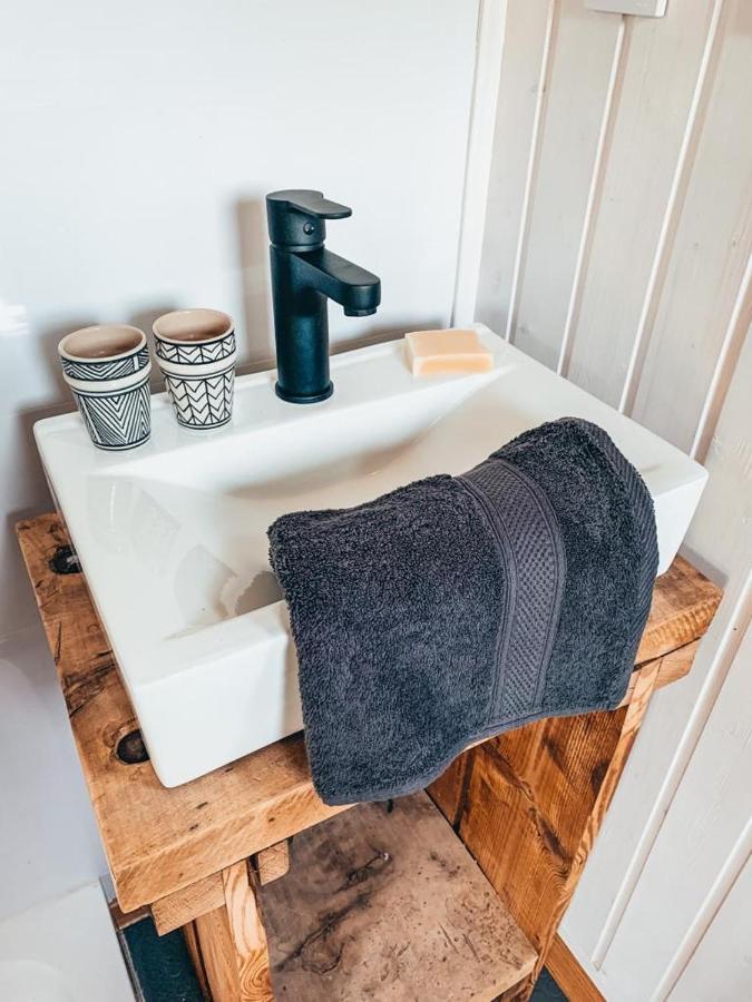 Joly Tiny House Hotel โอเวอไรเซอ ภายนอก รูปภาพ